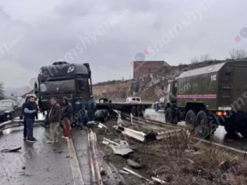 Կոտայքում բեռնատարը կոտրել է բաժանարար գոտում...