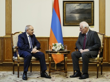 Փաշինյանը շնորհավորել է Խաչատուրյանին ծննդյան...