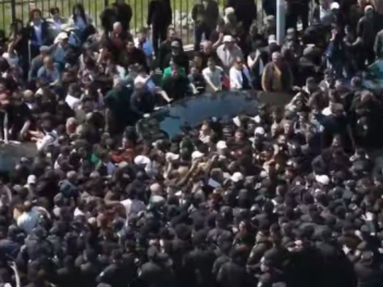 Դատարանի բակում իրավիճակը լարված է. քաշքշոց է...