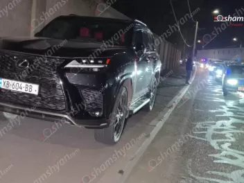 Իսակովի պողոտայում մայթին կայանված օտարերկրյա...