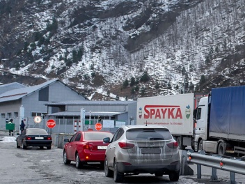 Լարսը փակ է բոլոր տեսակի տրանսպորտային միջոցների համար