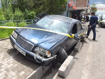 «Mercedes»-ը Նոր Գեղիի գյուղապետարանի մոտ բախ...
