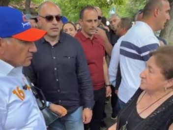Արցախը հանձնել եք, է՞լ որ շրջանն եք հանձնելու...