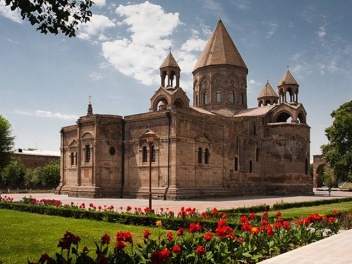 Երկրպագության համար դուրս կբերվեն Սուրբ Էջմիածնի սրբազան մասունքներ