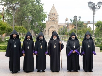 Ամենայն Հայոց Կաթողիկոսն ընդունել է նորաօծ եպ...