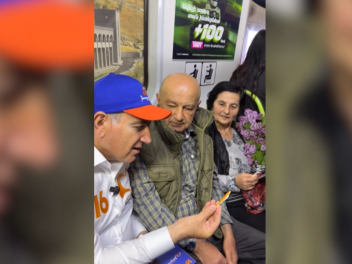 Քաղաքացին հրաժարվել է վերցնել Փաշինյանի նախընտրական բուկլետը