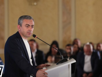 Դու մեր ազգին ողջ ես պետք, իզուր նոր բեմադրու...