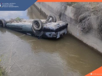 «Mercedes-Benz» մակնիշի ավտոմեքենան դուրս է եկել ճանապարհի երթևեկելի հատվածից և գլխիվայր հայտնվել ջրատարում