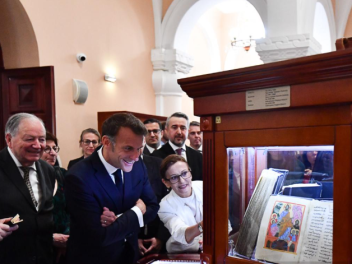 Մակրոնն այցելեց Մատենադարան