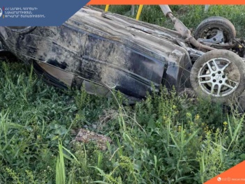 Երևան-Երասխ ճանապարհին «Opel»-ը դուրս է եկել ճանապարհի երթևեկելի գոտուց և գլխիվայր հայտնվել հարակից դաշտամիջյան հատվածում