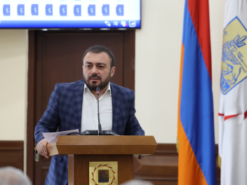 «Յա», «Կակայա» չընդհատեք ինձ․ ավագանու նիստու...