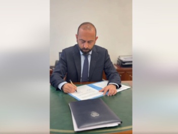 Վայրկյաններ առաջ ձեր աչքի առջև ստորագրեցի TRI...