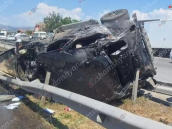 Երևան-Երասխ ճանապարհին «ՎԱԶ 2121»-ը բախվել է երկաթե արգելապատնեշներին, հանդիպակաց երթևեկող «Ford»-ը կորցրել է կառավարումն ու բախվել արգելապատնեշներին