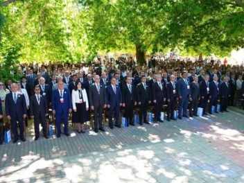 Մինչ Երևանում վիճում են 300 հազար ադրբեջանցին...
