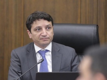 Ֆինանսների նախարարին նվիրել են Լոնդոնի թռիչքի...