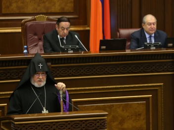 Վեհափառն ԱԺ առաջին նիստին մասնակցելու հրավեր...