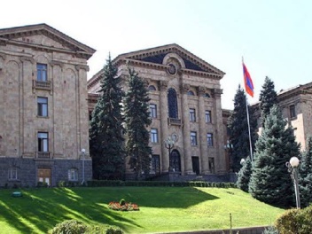 ԱԺ-ն արտահերթ նիստում քննարկում է ՔՊ-ականների նախագիծը, որով կարգելվի կուսակցությունների դաշինքների կողմից անձնանունների կիրառումը