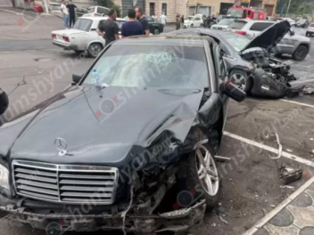 Երևանում բախվել է 4 մեքենա, կան վիրավnրներ
