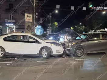 Երևանում բախվել են 4 ավտոմեքենաներ, որոնցից ե...