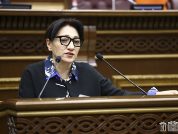 Դուք ռիսկի եք ենթարկում մի ամբողջ սերնդի կրթո...