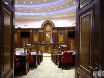 Ով է հանել Արցախի դրոշները
