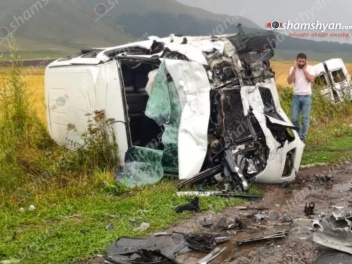Արագածոտնում բախվել են «Nissan Elgrand»-ը և «...