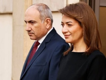 Փաշինյանը «հետեւում» է իրենց շների էջերին, իսկ կնոջ եւ դուստրերի էջերին չի հետեւում․ «Հրապարակ»