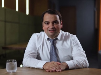 Երկրի ղեկավարը զբաղվում է ամեն ինչով, բացի իր...