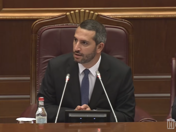 Մարդուն իր ավազանի կամ իր հոգևորական անունով...