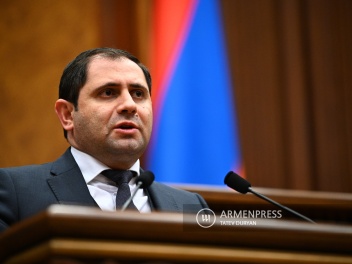 Երբ բանակում՝ բաղնիքում, ինչ-որ բան ընկնում է...