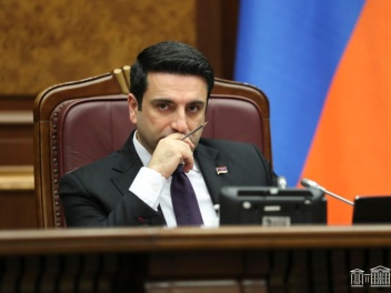 Ալեն Սիմոնյանի ընտանիքը լքում է կառավարական ա...