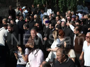 Վեհափառը քաղաքացիների հետ երթով հասավ Մայր Տա...
