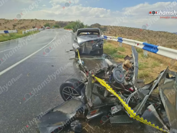 «ՎԱԶ 2106»-ը բախվել է երկաթե արգելապատնեշների...