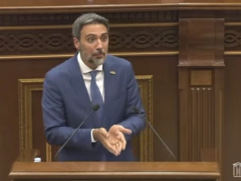 Զգում եք չէ՞ ոնց է գալիս իշխանությունը բռնազա...