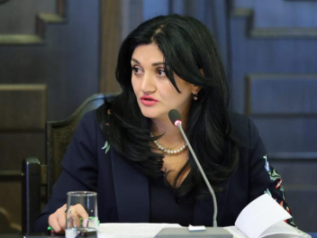 Առողջապահության փոխնախարար Լենա Նանուշյանին Ն...