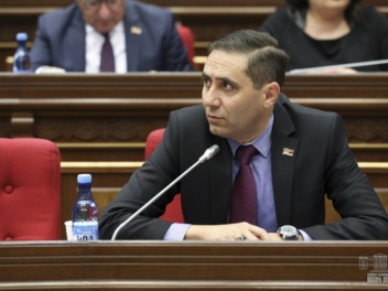 Փաշինյանը կատակում է՝ հաճույքով ծաղրելով այն...