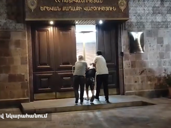 Կենդանիների խնամքի սրահում ավազակություն է կա...