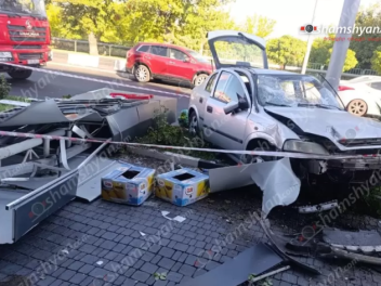 Խոշոր ավտովթար Երևանում․ «Opel»-ը բախվել է CPS-ի վահանակին և էլեկտրասյանը