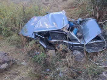 «ՎԱԶ 2105»-ը մի քանի պտույտ շրջվելով հայտնվել...