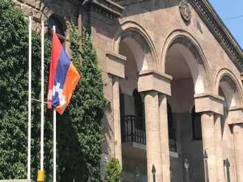 Այլեւս մոդայիկ չէ Արցախի պետական միջոցառումներին գնալը․ «Հրապարակ»
