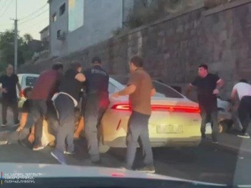 Երևանում երեք երիտասարդ է ձերբակալվել․ մեքենա...