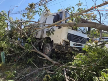 Խոշոր վթար Երևանում․ KamAZ-ը դուրս է եկել ճան...