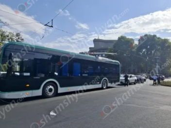 Ֆրանսիայի հրապարակում տրոլեյբուսի լարերը պոկվ...