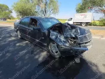 Nissan Tiida-ն դուրս է եկել երթևեկելի գոտուց և հայտնվել ծառերի մեջ