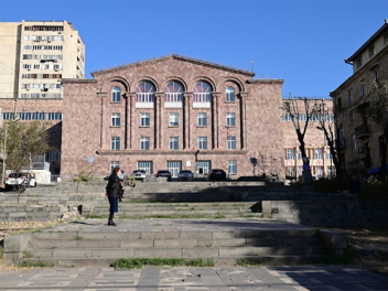Ջոն Կիրակոսյանի անվան դպրոցի դիմացի հատվածում...