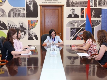 Ժաննա Անդրեասյանը ուսուցիչների հետ քննարկել է...