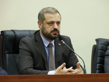 Գևորգ Պապոյանն աշխատակազմին է ներկայացրել նոր...