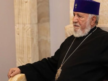 Վեհափառի եղբոր ու եղբորորդու գործը քննող դատա...