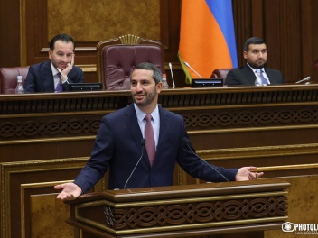 Պատգամավորներն ու ԱԺ աշխատակազմի անդամները կպ...