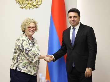 ՀՀ ԱԽ քարտուղարն ու Մեծ Բրիտանիայի դեսպանը քն...